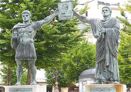 Statues d'Empereurs Romains sur la Praza Maior à Lugo