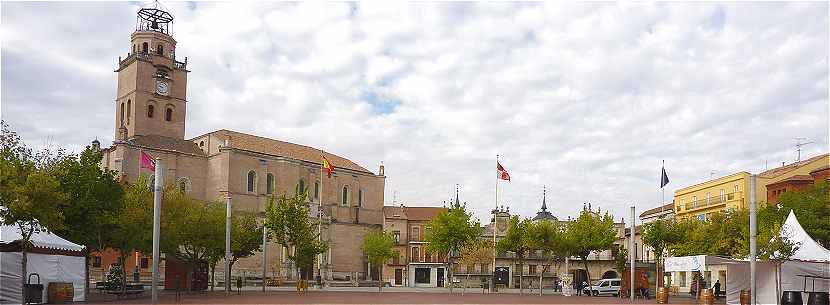 La Plaza Mayor avec à gauche la Collégiale San Antolin et à droite la Casa Consistoriales à Medina del Campo