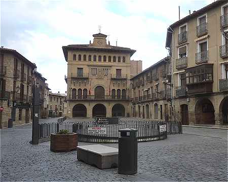 Plaza Carlos III et l'Ayuntamiento à Olite