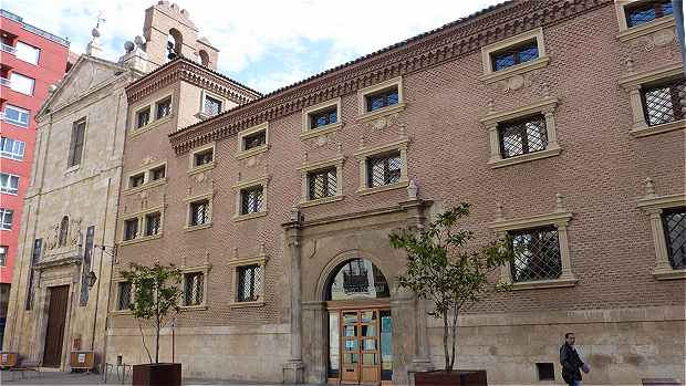 Ayuntamiento (Hôtel de Ville) de Palencia, à gauche le Couvent Agostinas Canonicas du XVIIème siècle