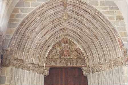 Portail et tympan de l'église San Sturnino à Pampelune