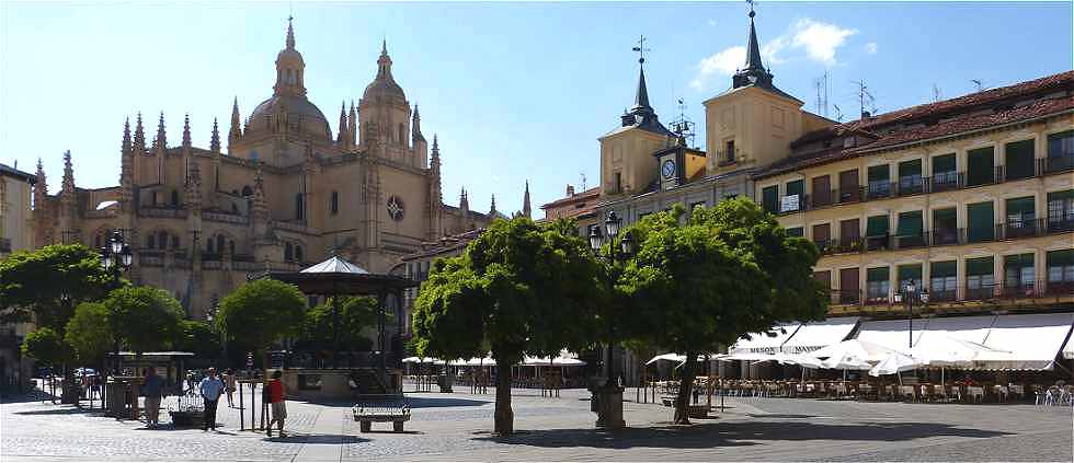 La Plaza Mayor avec à gauche la cathédrale et à droite l'Ayuntamiento