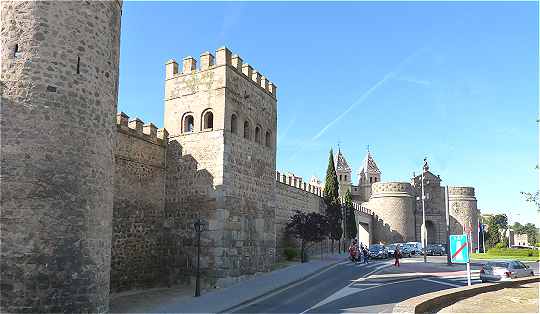 Remparts près de la Puerta de Bisagra à Tolède