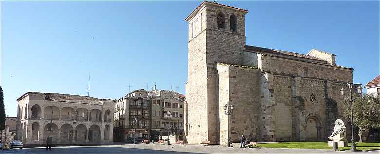 Plaza Major de Zamora avec l'église San Juan de Puerta Nueva à droite et le Vieil Ayuntamiento à gauche