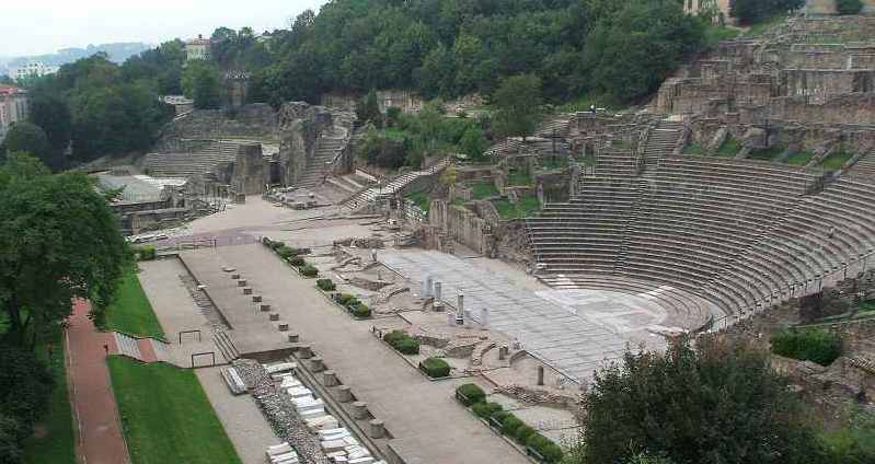 Lyon: le Thtre romain et l'Odon, au fond