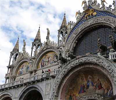 Partie de la façade de la Basilique Saint Marc avec le quadrige de chevaux et la tribune transversale