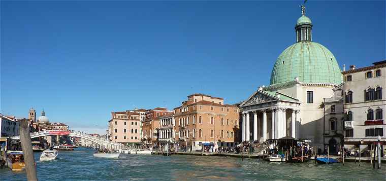 Venise: Le Grand Canal, à droite l'église San Simeone Piccolo suivie de la Casa Adoldo et à gauche le Ponte degli Sacalzi