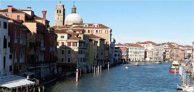 Venise: Le Grand Canal le long de la Riva di Biasio, à gauche l'église San Geremia e San Lucia