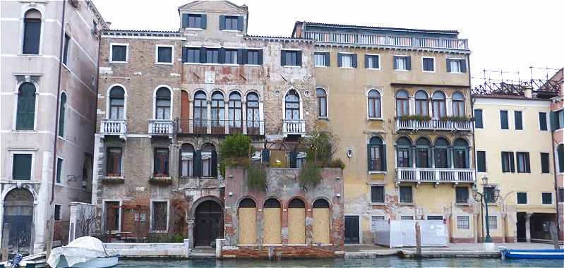 Venise: le Palazzo Barzizza et le Palazzo Chiurlotto sur le Grand Canal(zone de San Silvestro)