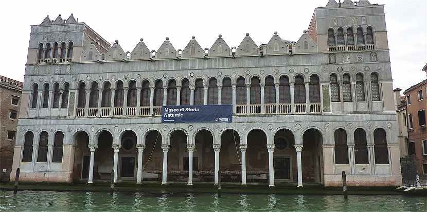 Venise: Le Palazzo Fondaco dei Turchi sur le Grand Canal
