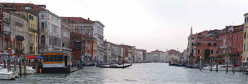 Venise: vue du Grand Canal après le Pont du Rialto (zone de San Silvestro)