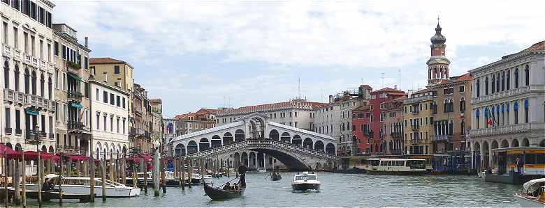 Venise: vue du Grand Canal avec le Pont du Rialto