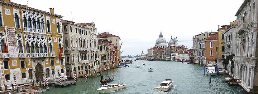 Venise: vue du Grand Canal, à droite et au fond l'église de la Salute, à gauche le Palazzo Gussonni Cavalli Franchetti et le Palazzo Barbaro