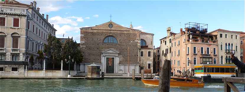 Venise: la façade austère de l'église San Marcuola sur le Grand Canal