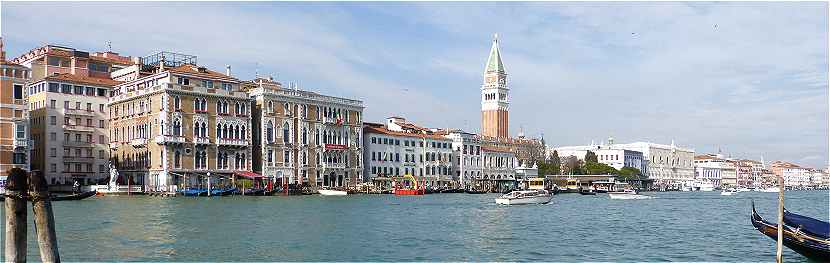 Venise: vue du côté Nord du Bassin de Saint Marc avec à gauche l'Hôtel Bauer Grünwald et le Palazzo Giustinian Morosoni, puis le Campanile et à droite le Palais des Doges