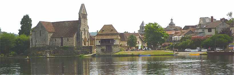 La Dordogne à Beaulieu avec la chapelle des Pénitents, à l'arrière plan l'église Saint Pierre