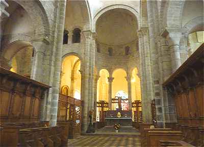 Stalles, croisée du transept et choeur de l'église Sainte Valérie