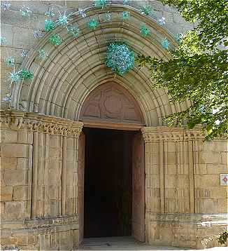 Portail sur le bras Sud du transept de l'église Saint Etienne d'Eymoutiers