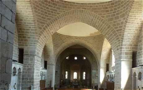 Eglise de Solignac: intérieur de la nef avec les coupoles