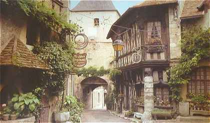 Bourbon-Lancy: Tour et rue de l'Horloge et maisons médiévales