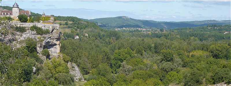 Château de Belcastel au-dessus de la vallée de la Dordogne