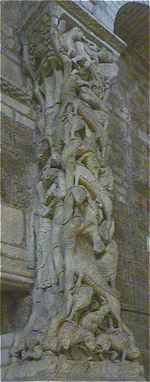 Sculpture montrant un enchevêtrement de monstres dans l'église Sainte Marie de Souillac