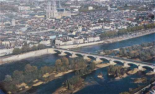 Panorama sur la Loire à Orléans, au fond la cathédrale Sainte-Croix