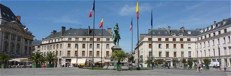 Orléans: la Place du Martroi avec la statue équestre de Jeanne d'Arc