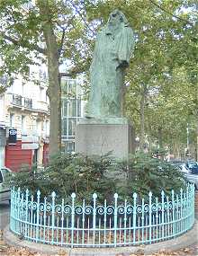 Statue de Balzac, par Rodin, au carrefour Montparnasse-Raspail