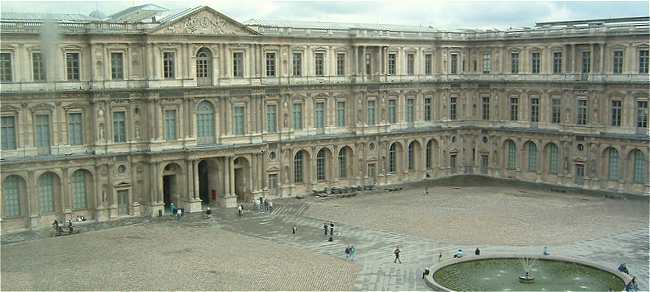 Le Louvre: Cour Carrée, aile Est (à gauche) avec le Pavillon Saint Germain l'Auxerrois, et aile Sud-Est (à droite)