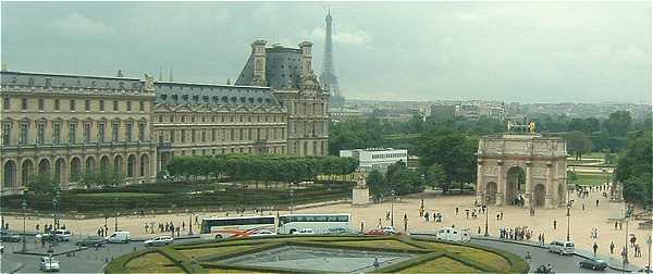 Vue de la partie Sud-Ouest du Louvre avec l'Arc de Triomphe du Carroussel, au fond la Tour Eiffel