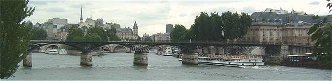 Le Pont des Arts, vu du Pont du Carroussel, au fond l'île de la Cité