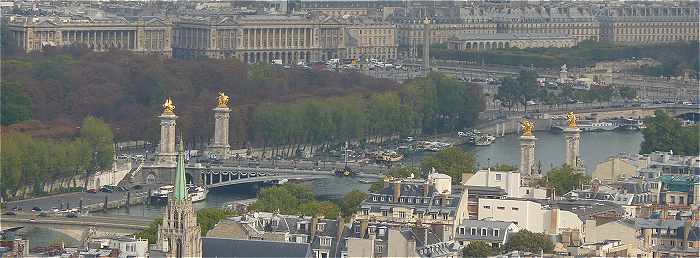 Paris: le Pont Alexandre III et au fond la Place de la Concorde