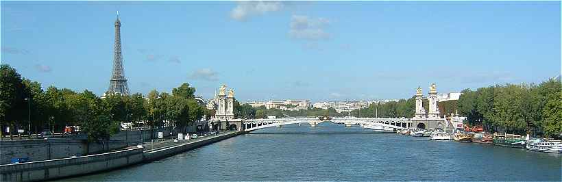Paris: La Tour Eiffel et le Pont Alexandre III