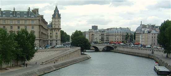 Le Quai des Orfèvres, la Seine et au fond la place Saint Michel