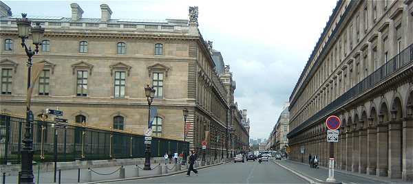 Rue de Rivoli avec le Louvre sur la gauche