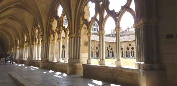 Le cloitre de la cathédrale Sainte-Marie de Bayonne