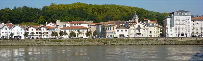 Bayonne: Quartier Saint Esprit sur la rive droite de l'Adour