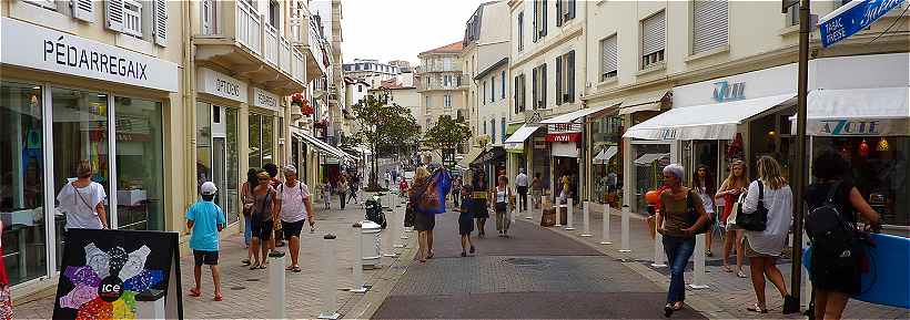 Biarritz: rue Mazagran dans le centre-ville