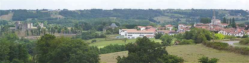 Panorama sur Bidache avec à gauche le château des ducs de Gramont
