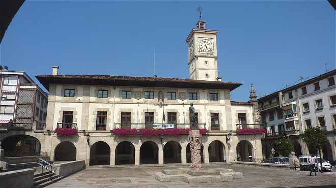 Plaza de los Fueros, statue de Don Tello, Hôtel de Ville (Ayuntamiento) et Musée de la Paix de Gernika-Lumo