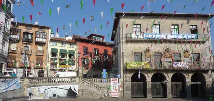 Maisons du centre de Lekeitio un jour de fête