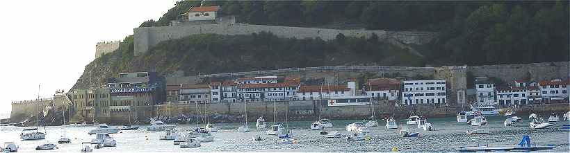 Saint Sébastien: autre vue du Port avec le Musée Naval au centre et l'Aquarium en hauteur sur la gauche