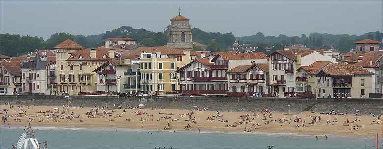 Saint Jean de Luz: les maisons avec passerelle vers la plage, en arrière-plan l'église Saint Jean Baptiste