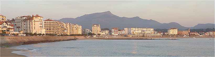 Saint Jean de Luz: La partie Nord-Est et centrale de la plage, à l'arrière-plan la Rhune