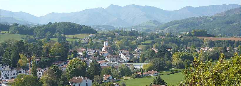 Panorama sur le village d'Uhart-Cize, la campagne et les montagnes près de Saint Jean Pied de Port