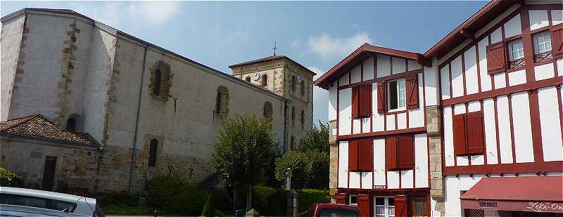 Saint Pée sur Nivelle: église et maisons basques