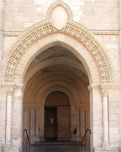 Porche de l'église Romane d'Airvault