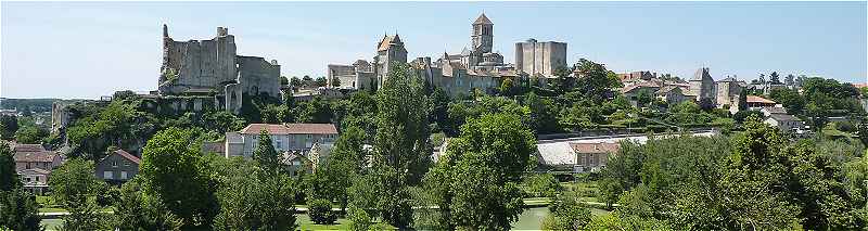 Vue panoramique sur la La Ville Haute avec les chateaux de Chauvigny et la Collégiale Saint Pierre