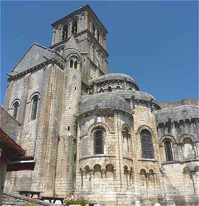 Transept, clocher et chevet avec absidioles en plan tréflé de l'église Saint Pierre de Chauvigny en Poitou